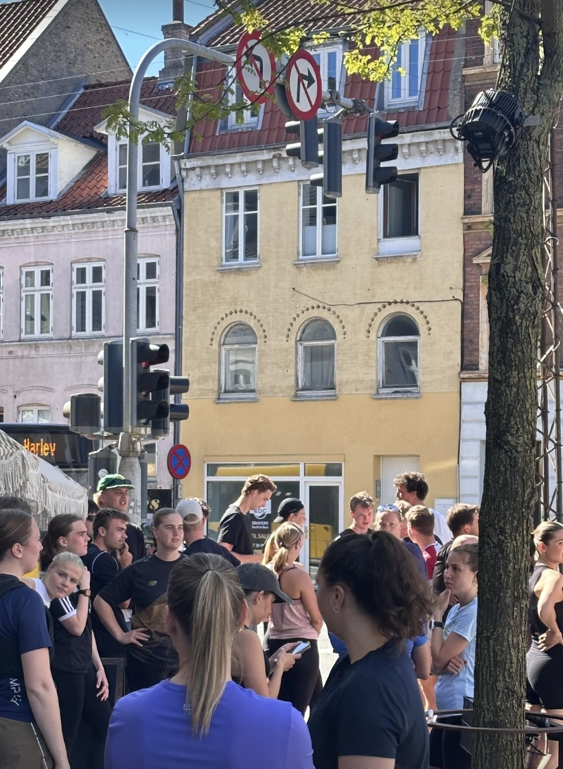 billede af folk der venter på at løbe