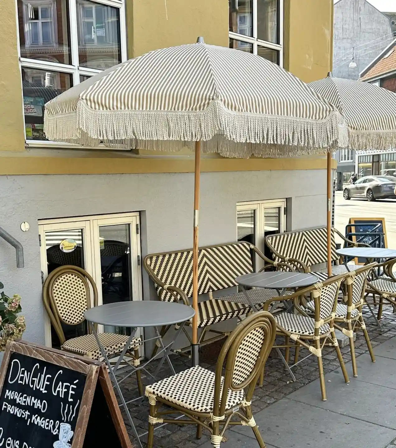 billede af facaden af caféen